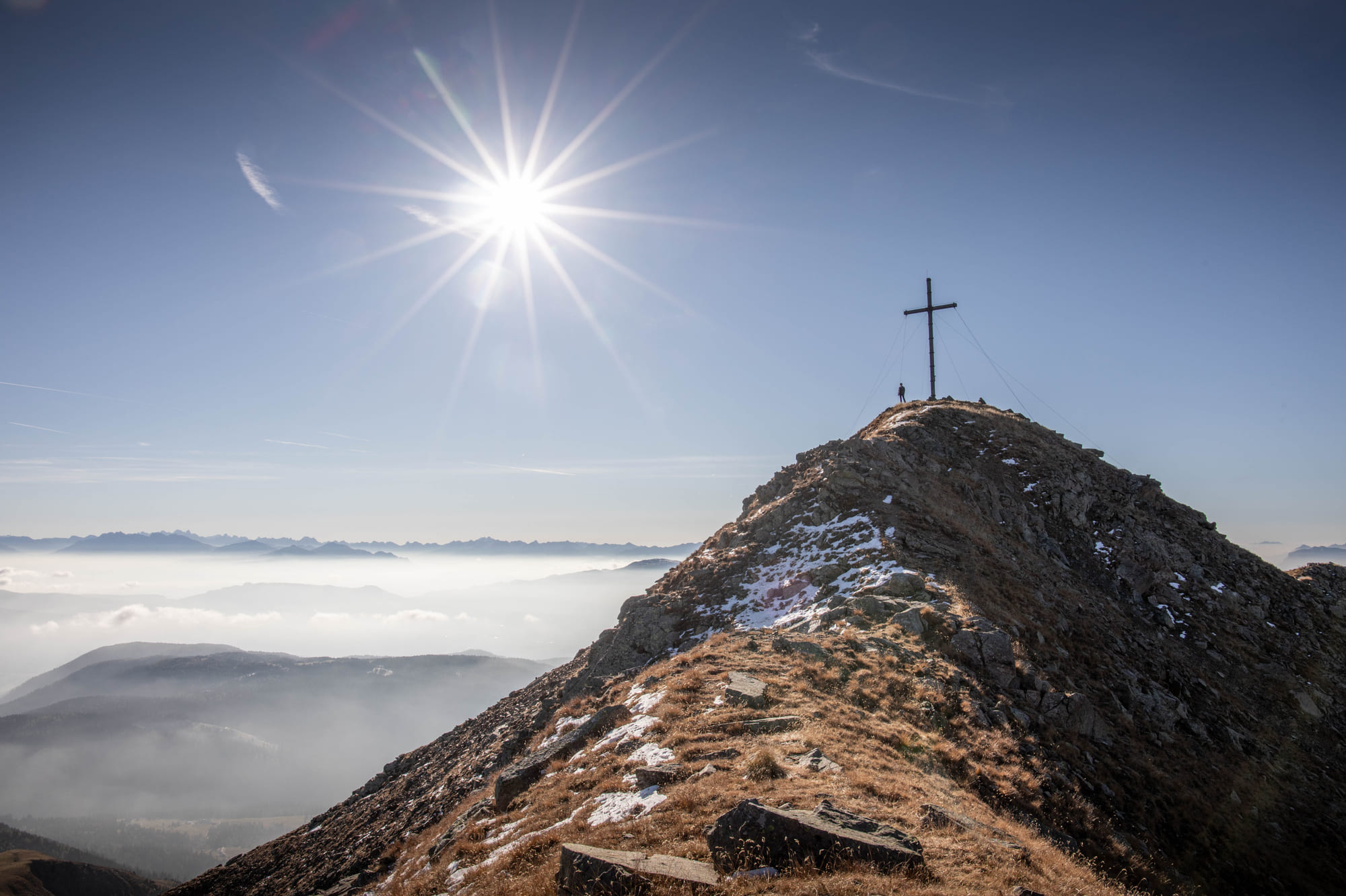 Die Ultner Hochwart hoch über St. Walburg