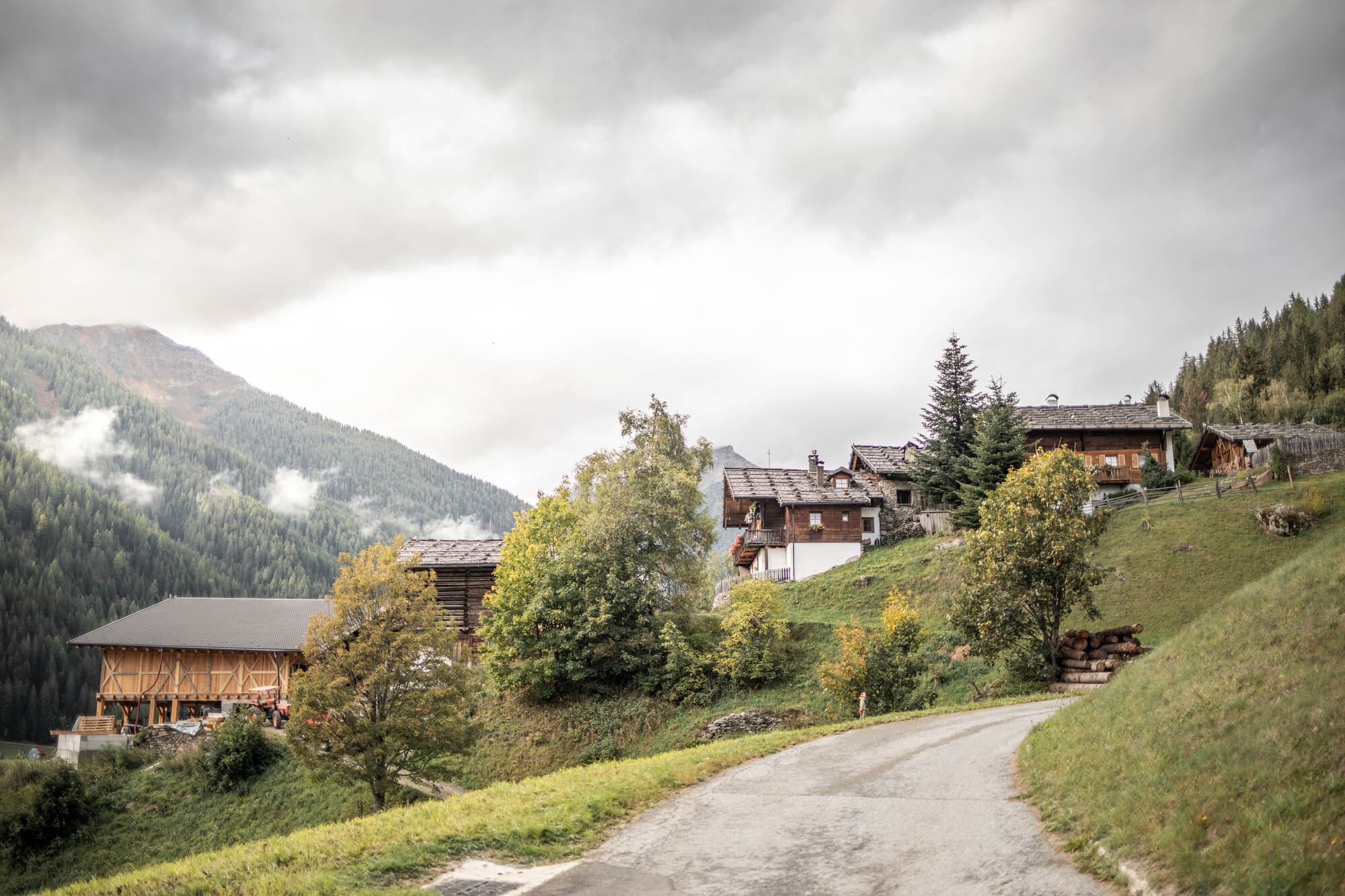 Eine Hofgruppe am Ultner Höfeweg