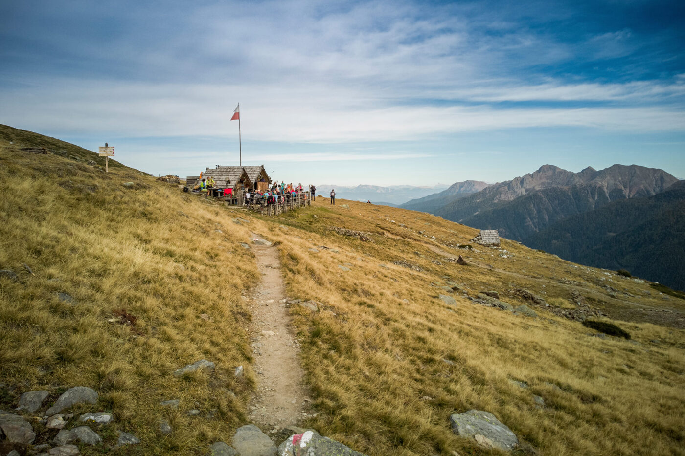 Der Blick geht noch einmal zurück zu der urigen Almhütte
