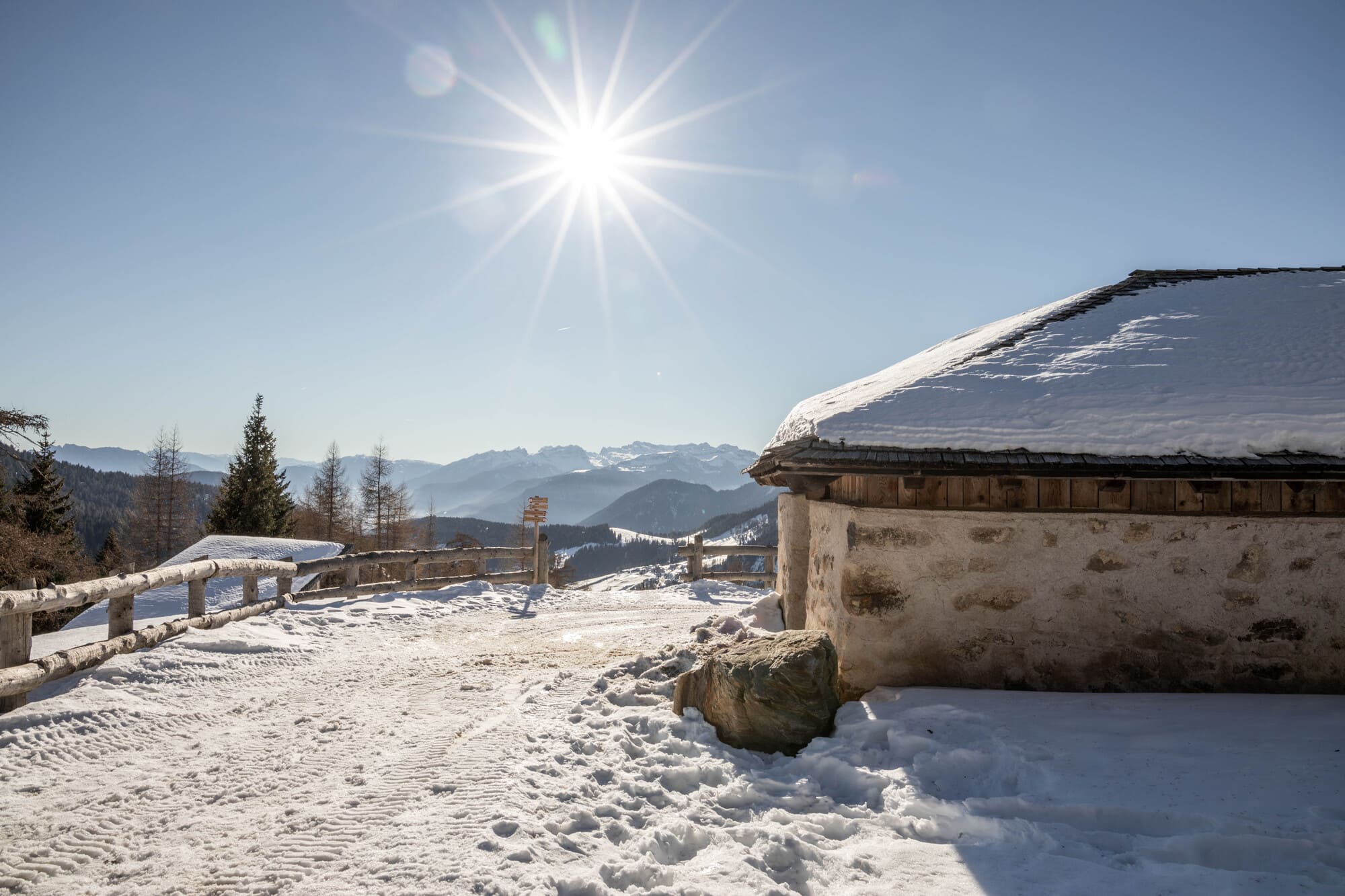 Bereits bei der Revoalm wartet ein traumhaftes Winterpanorama